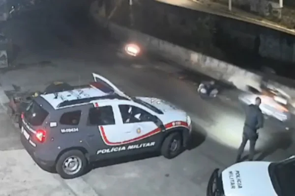 Imagem colorida de PM sendo atropelado na via. Metrópoles