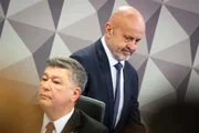 O empresário e lobista Antônio Carlos Camilo Antunes, o “Careca do INSS”, e o presidente da CPMI do INSS, senador Carlos Viana (Podemos-MG)