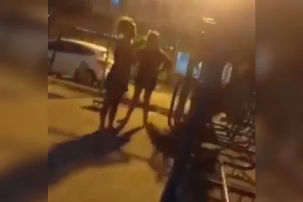 Mulher ataca criança com frase racista no RJ
