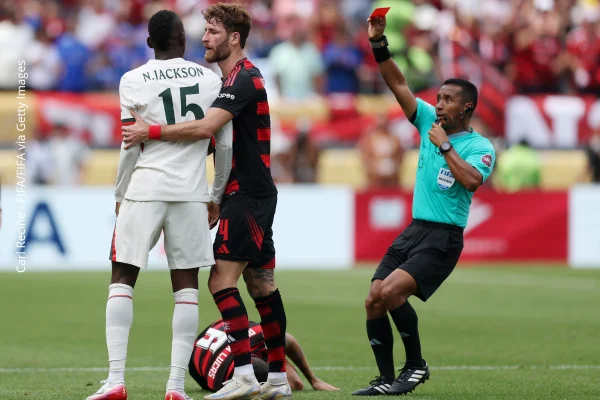 Imagem colorida no momento da expulsão do jogador Nicolas Jackson, do Chelsea