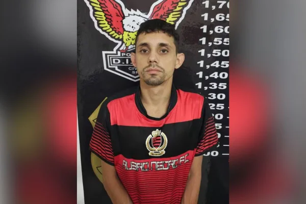 Imagem colorida mostra Everton Araujo Roque, o Santista do PCC ou Vampirinho - Metrópoles
