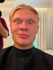 Haaland dá adeus aos cabelos longos e surge de visual novo Haaland dá adeus aos cabelos longos e surge de visual novo