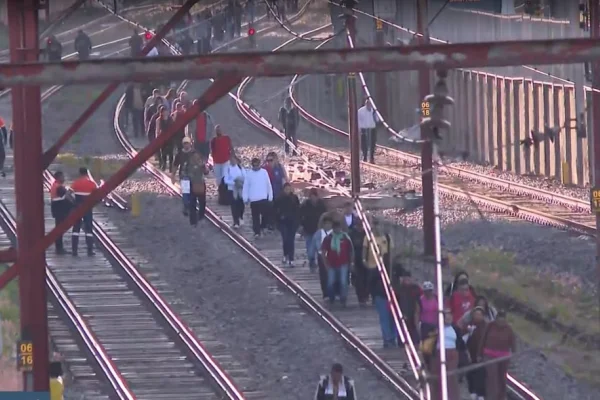Fogo em trem paralisa linhas 11, 12 e 13 e usuários andam nos trilhos - destaque galeria Fogo em trem paralisa linhas 11, 12 e 13 e usuários andam nos trilhos - destaque galeria