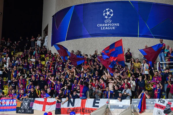 Imagem colorida de torcida nazista do Barcelona - Metrópoles