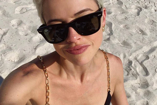 Na foto, a atriz Agatha Moreira na prata de óculos escuros