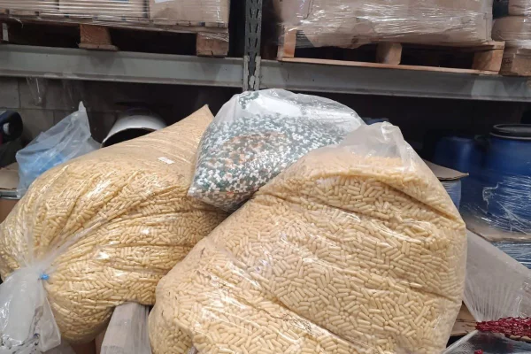 Imagem colorida mostra fábrica clandestina de medicamentos e suplementos fechada pela Polícia Civil em Campinas - Metrópoles