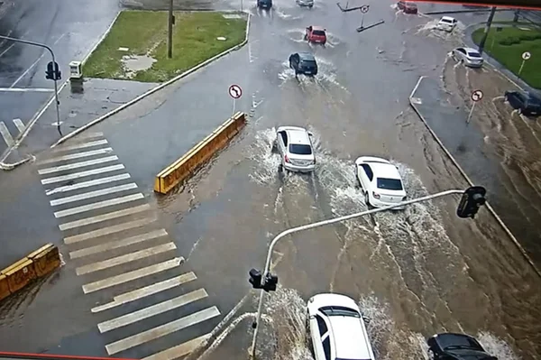 Pista alagada com carros