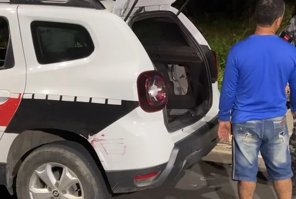 Motorista embriagado é detido após bater em viatura da PM