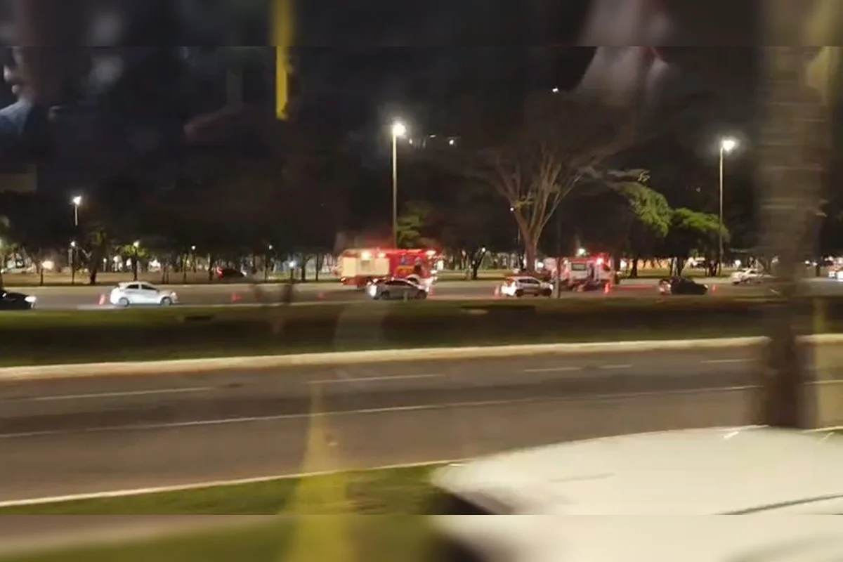 Acidente entre carro e moto causa engarrafamento quilométrico no Eixão Sul