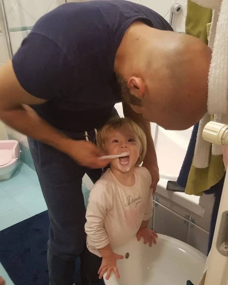 Luca resolveu adotar Alba quando ela tinha apenas 13 dias de vida Luca resolveu adotar Alba quando ela tinha apenas 13 dias de vida