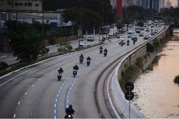 Imagem colorida mostra trânsito na Avenida do Estado, no centro.