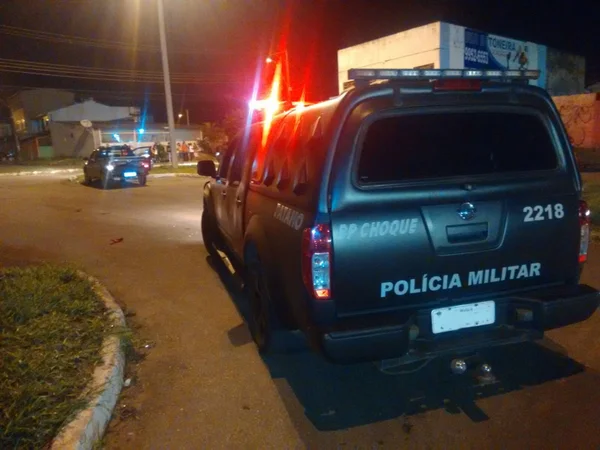 Após perseguição, bandidos disparam contra policiais e um deles é atingido