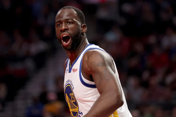 Vídeo: Draymond Green dá forte pisão em adversário e é expulso na NBA