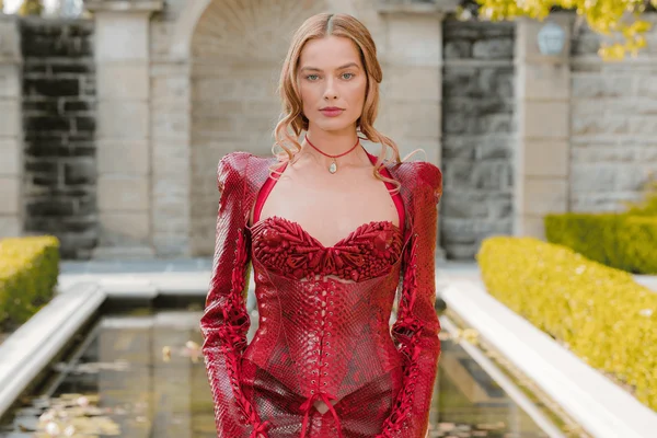 foto com cor. margot robbie vestindo look vermelho - metrópoles