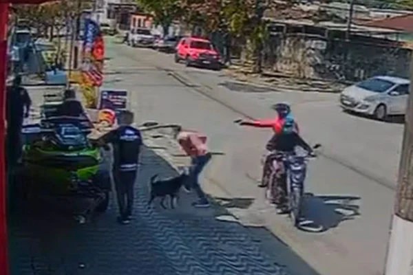 Câmeras de segurança flagraram o momento em que a tentativa de roubo é frustrada após a arma do assaltante falhar. Caso aconteceu no Guarujá - Metrópoles