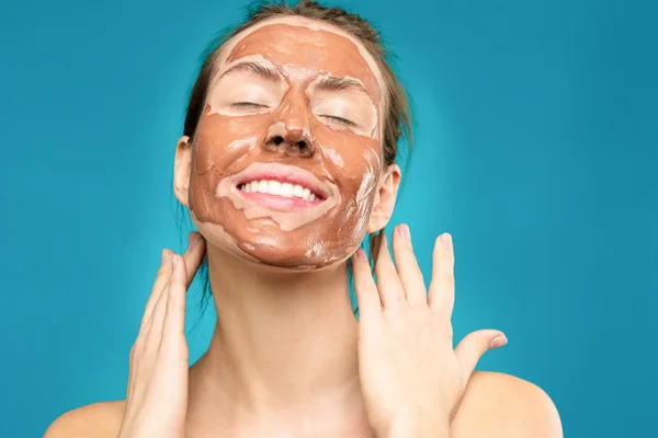 rosto de mulher com máscara facial