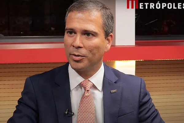 Homem de terno em entrevista ao Metrópoles - Paulo Henrique Costa, presidente do BRB