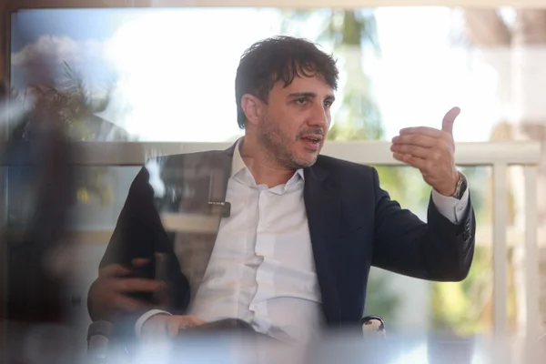 Renan Santos critica interferência estrangeira em obras no Brasil