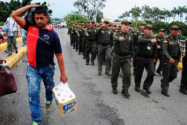 Venezuelanos cruzam rodovias em busca de itens básicos na Colômbia