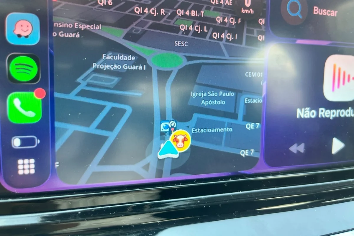 É possível ver o registro de animal na pista no Waze e as bandeiras de uma campanha eleitoral no mesmo frame É possível ver o registro de animal na pista no Waze e as bandeiras de uma campanha eleitoral no mesmo frame