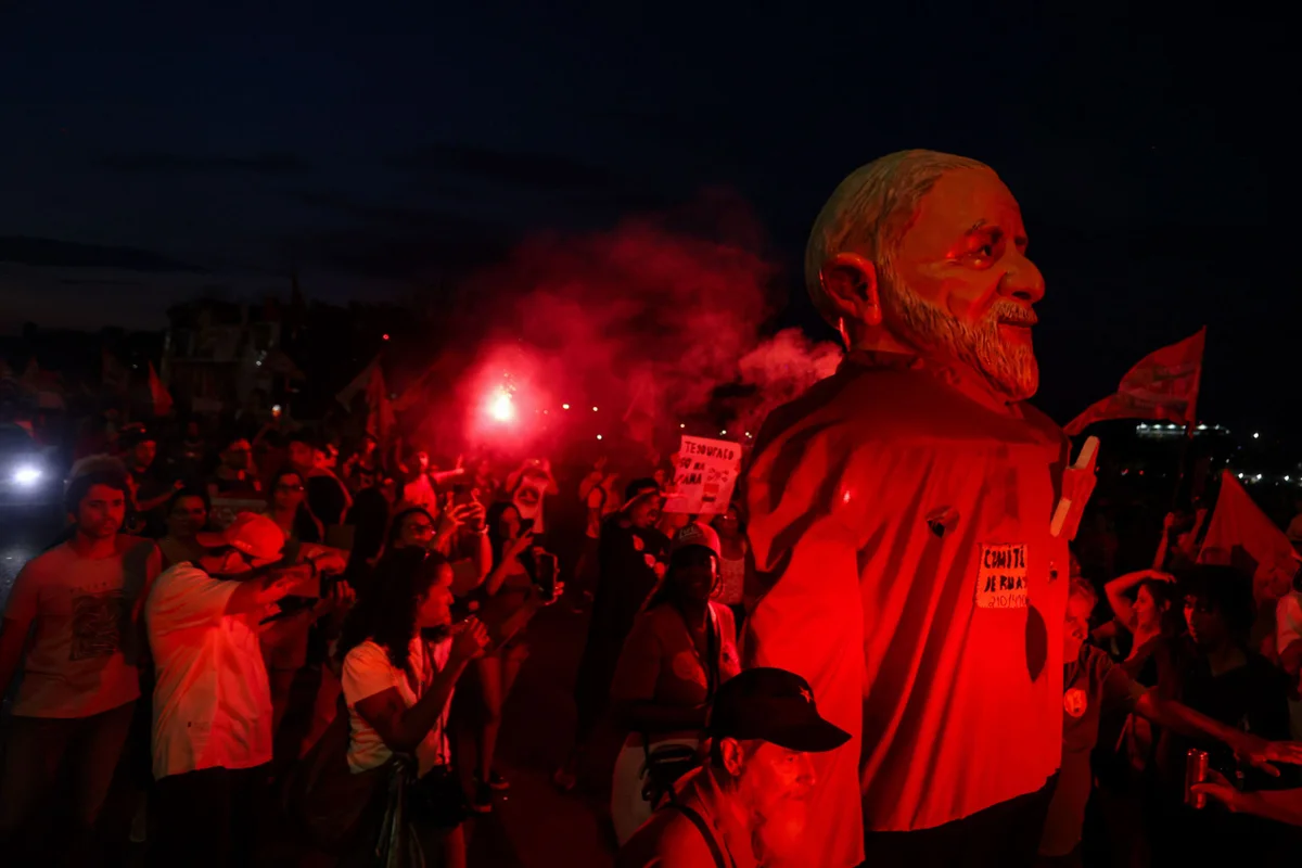 “Soberania e reeleição de Lula”: estudantes fazem ato no Museu da República - imagem 12 “Soberania e reeleição de Lula”: estudantes fazem ato no Museu da República - imagem 12