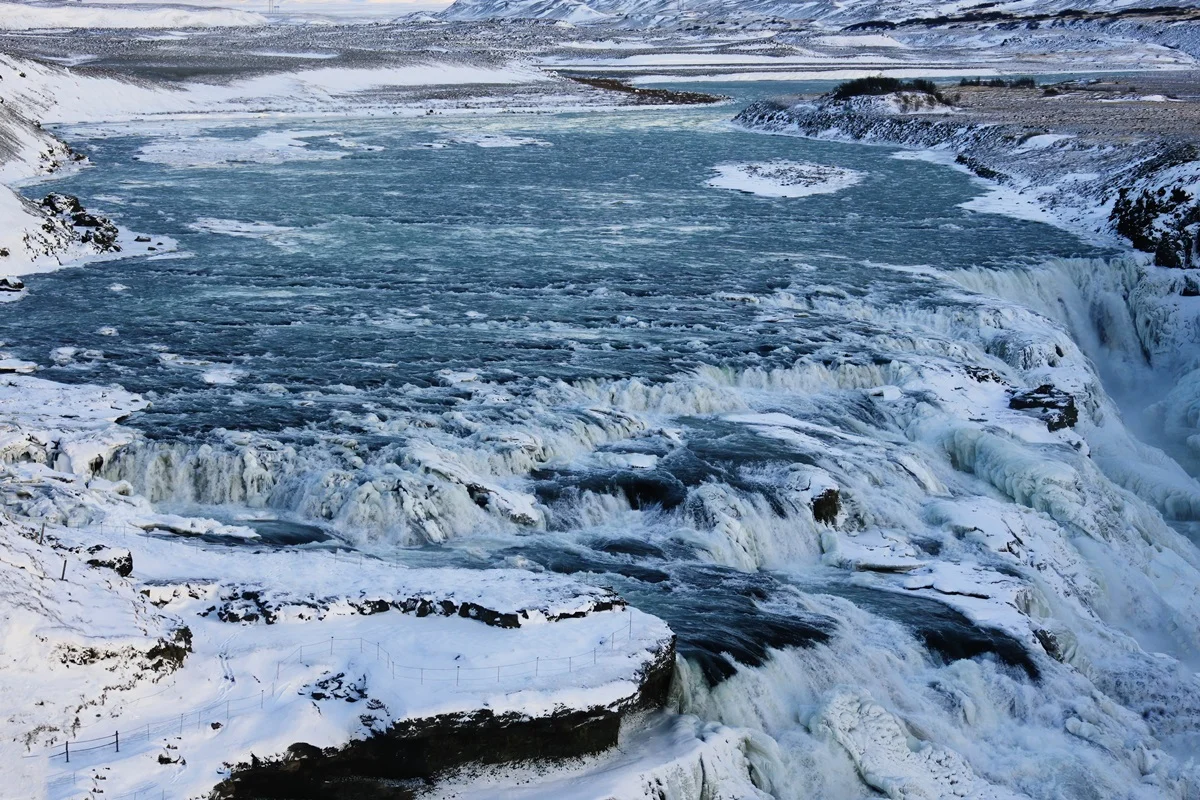 Foto colorida de paisagem tomada por gelo e água - Metrópoles.