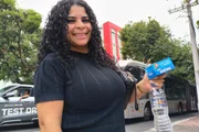 Audrey Caroline, recepcionista, na Rua Pedro de Toledo, zona sul de SP, em meio ao calor na capital