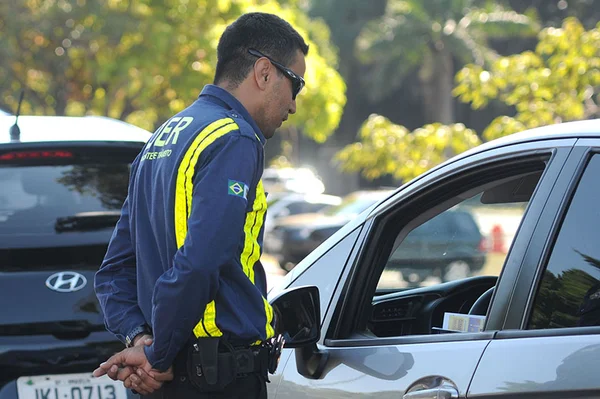 DER-DF só vai recolher CNH e documentos do carro se forem falsos
