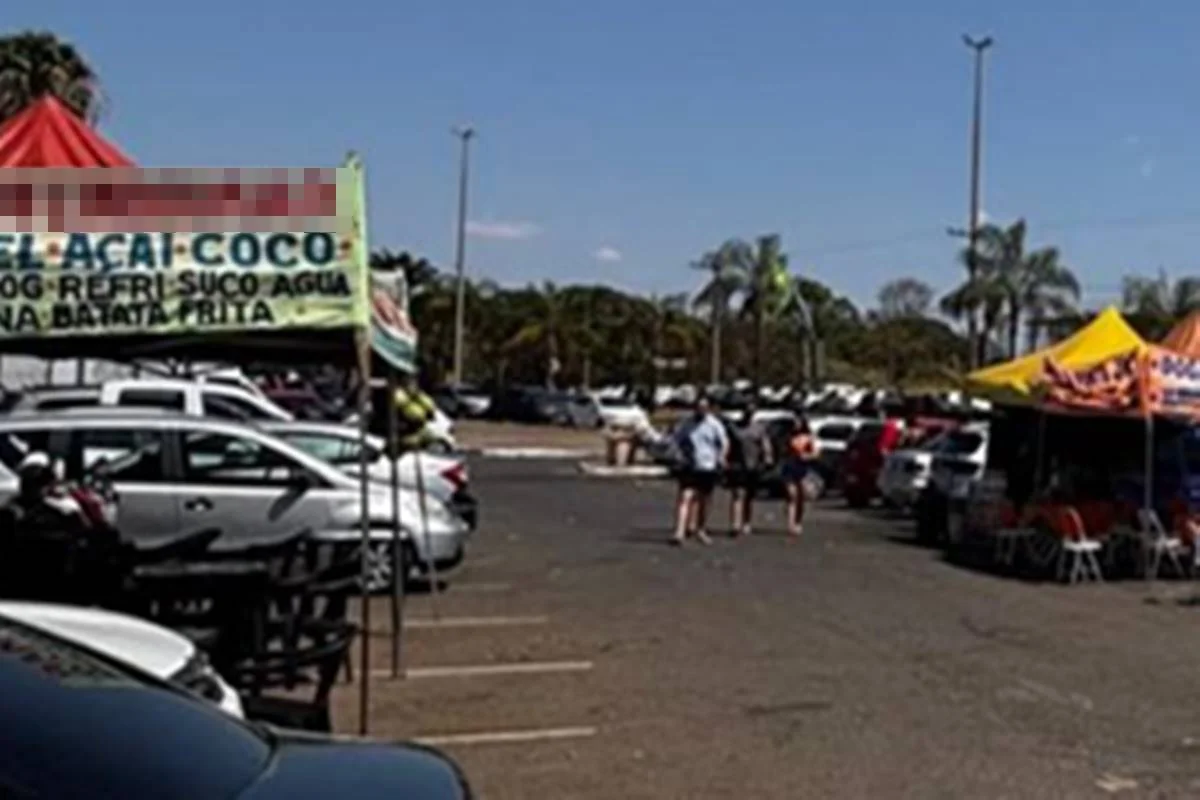 Trailers e tendas em vagas de estacionamento público Trailers e tendas em vagas de estacionamento público