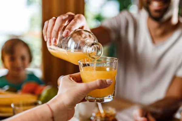 Foto colorida de um suco - Metrópoles