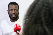 Dino d'Santiago concede entrevista ao Metrópoles no camarim, antes da apresentação no primeiro dia do Festival Estilo Brasil, realizado no Ulysses Centro de Convenções, em Brasília. Dino d'Santiago concede entrevista ao Metrópoles no camarim, antes da apresentação no primeiro dia do Festival Estilo Brasil, realizado no Ulysses Centro de Convenções, em Brasília.