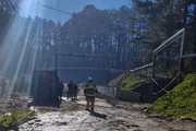 De acordo com os bombeiros, ainda "há risco de mais materiais explosivos e cobras" ao redor da empresa