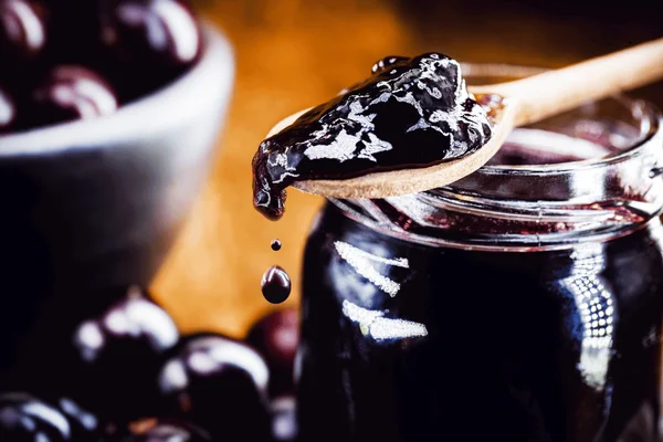 Foto colorida de geleia de jabuticaba - Metrópoles