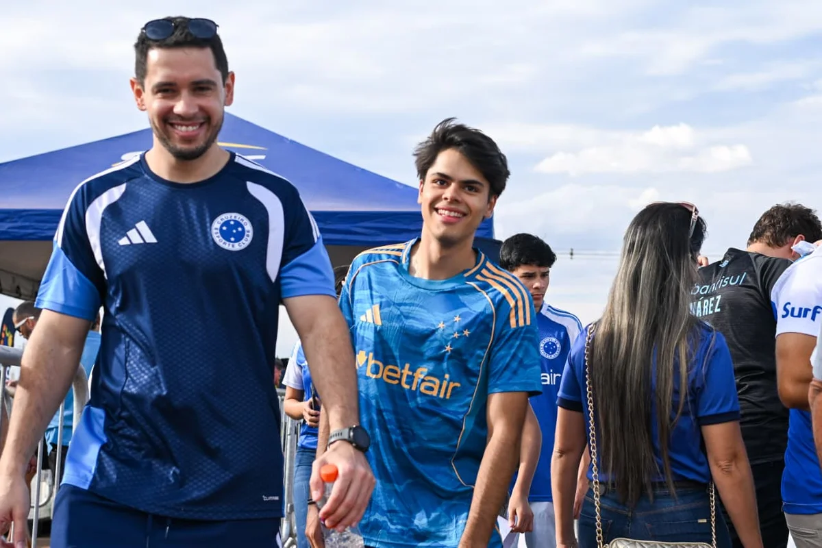 Torcedores de Cruzeiro e Grêmio chegam animados para jogão no DF - imagem 11 Torcedores de Cruzeiro e Grêmio chegam animados para jogão no DF - imagem 11