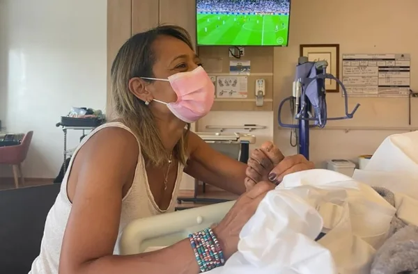 Filha de Pelé posta foto fazendo massagem no pai durante final da Copa