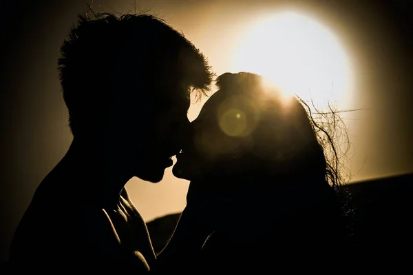 Foto colorida de casal se beijando