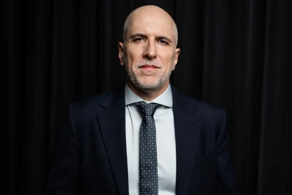 Imagem colorida do humorista Antonio Tabet - Metrópoles