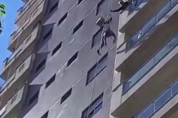 Homem desmaia enquanto fazia manutenção em prédio do litoral de São Paulo. Ele foi resgatado por moradores e socorrido pelo Samu - Metrópoles