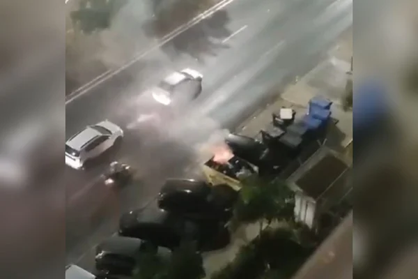 Imagem colorida de uma caçamba pegando fogo - Metrópoles