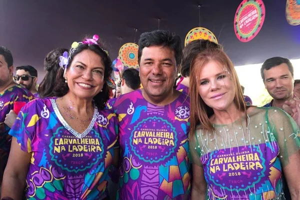 Ministro viaja em avião da FAB e curte camarote no Carnaval de Olinda