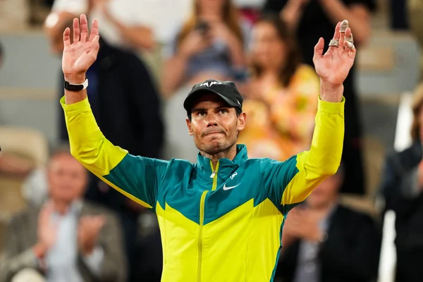 Rafael Nadal acenando para torcida em Roland Garros após vitória sobre Alexander Zverev