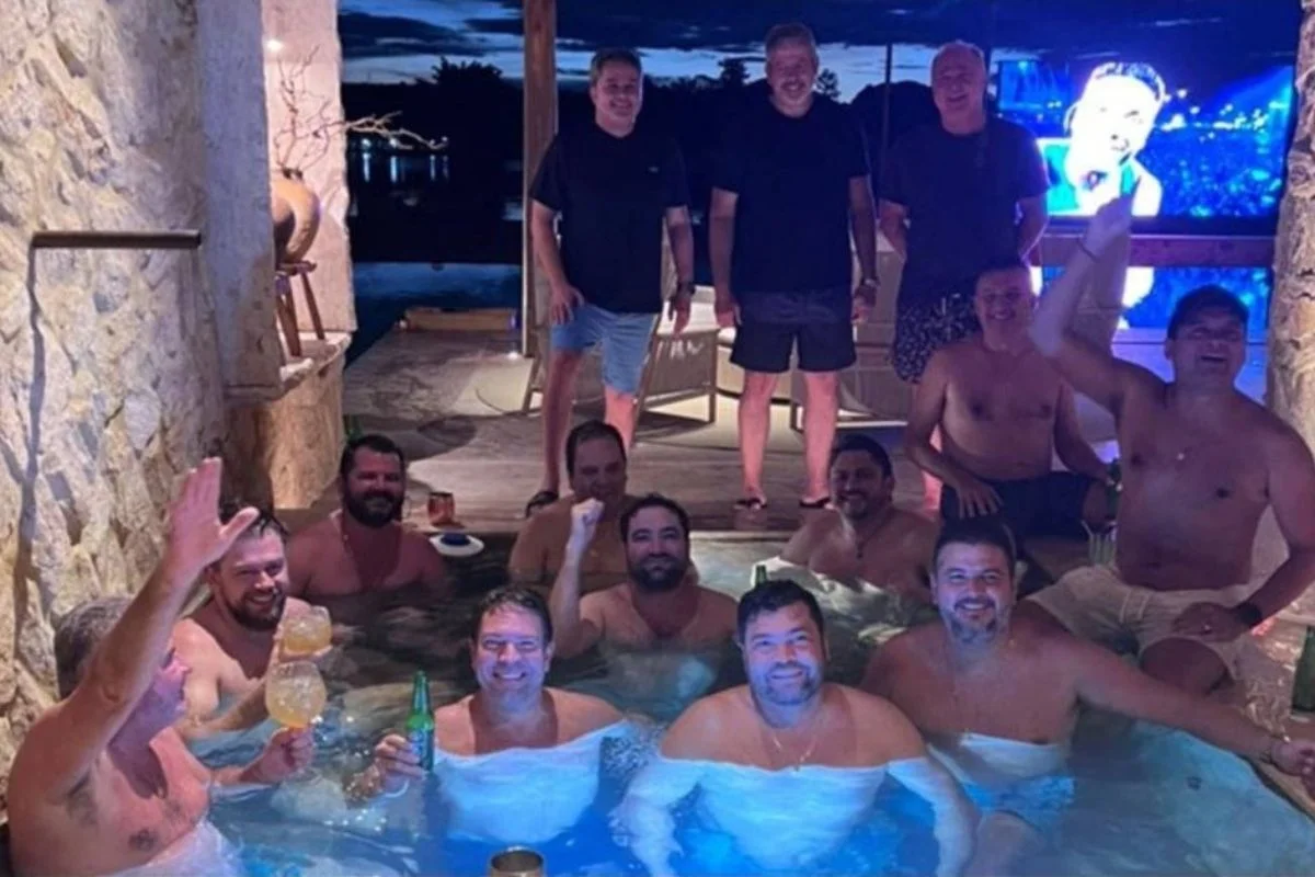 O advogado Willer Tomaz (centro, com punho em riste) reunido com políticos em um rancho, em Planaltina. Atrás dele estão Elmar Nascimento e Juscelino Filho. Sentado no canto direito da foto, está Weverton Rocha (com o dedo em riste). Em pé,