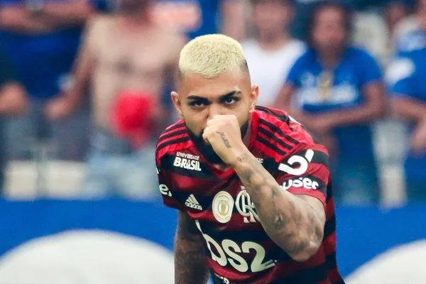 Cruzeiro dá trabalho, mas Flamengo vence e abre vantagem na ponta