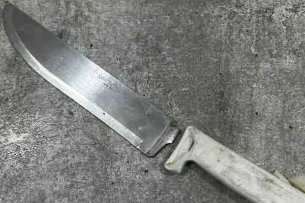 Imagem colorida mostra faca quebrada com o cabo branco separado da lâmina; ela pertencia a homem que esfaqueou a mulher, a irmã e o cunhado e tentou atingir três crianças - Metrópoles