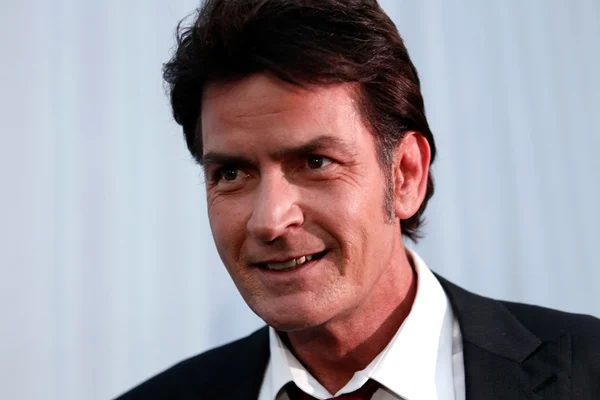 Charlie Sheen sorrindo