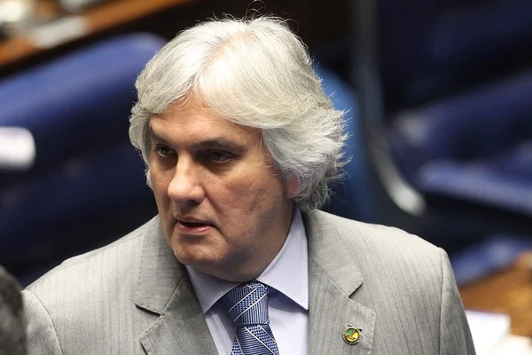 CCJ do Senado adia votação de processo contra Delcídio