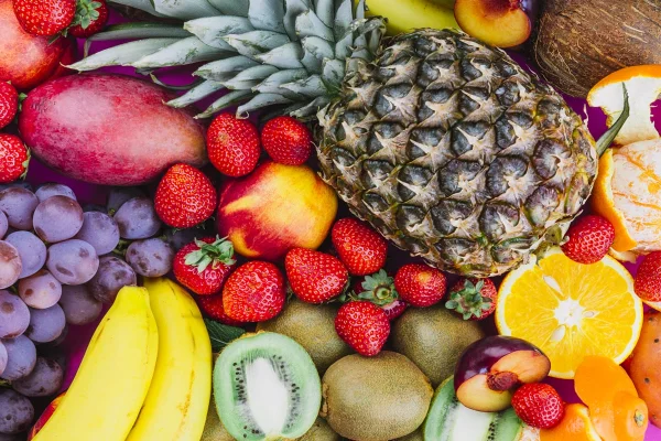 imagem colorida de várias frutas frescas