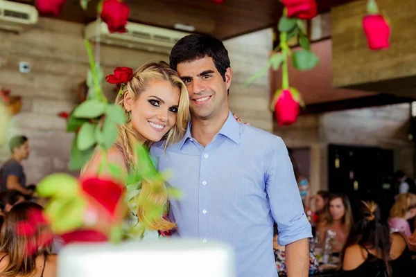 Isadora Campos celebra aniversário com lunch party à beira lago