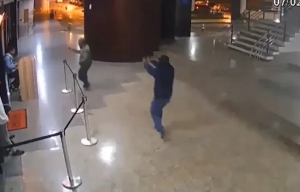 Vídeo mostra assassinos de gerente apontando arma para testemunha