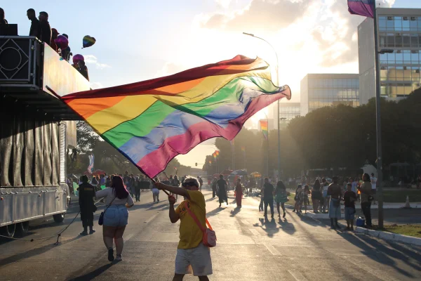 Com tema voltado às eleições, 27ª Parada LGBTQIAPN+ colore a Esplanada